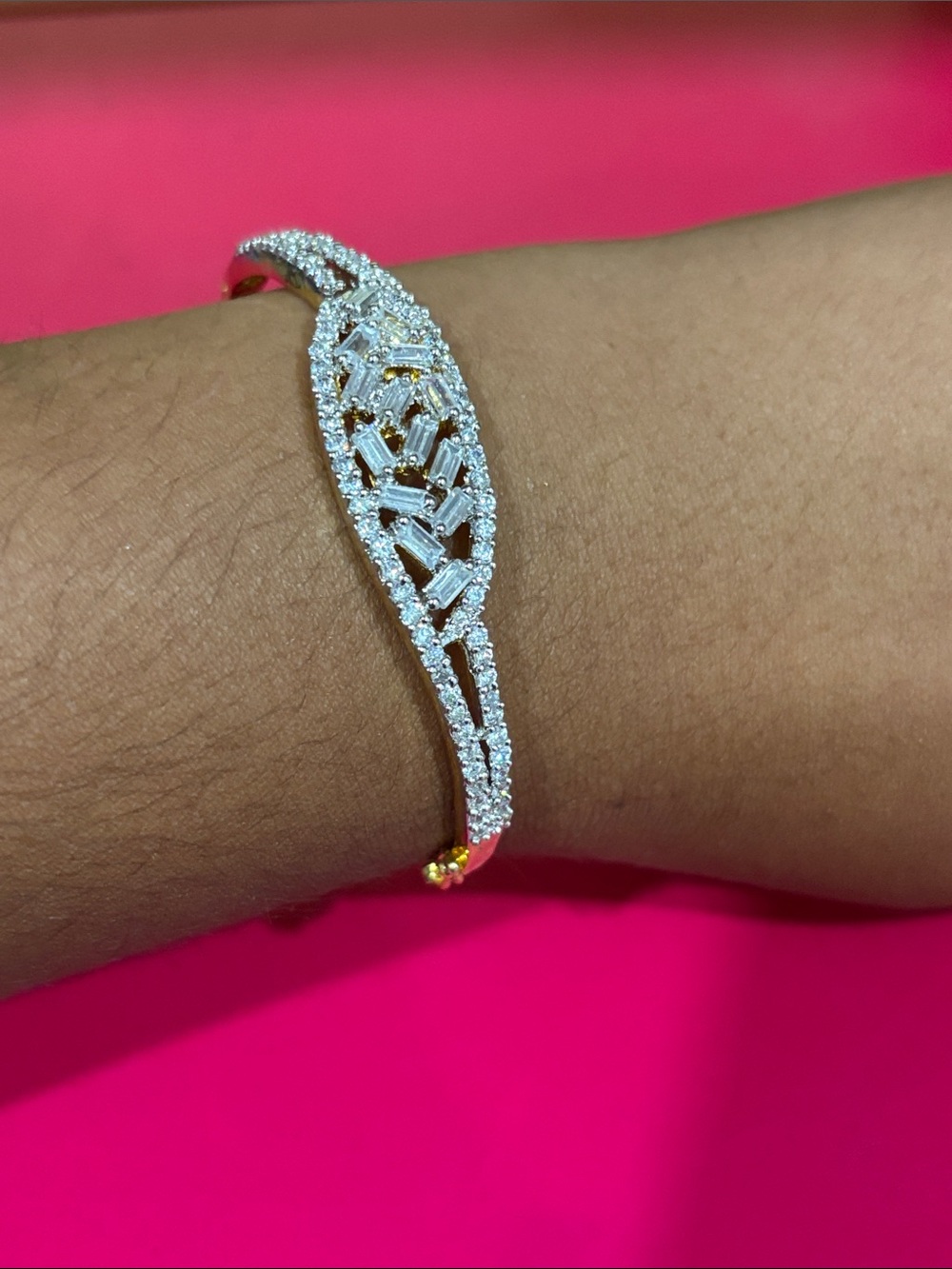 Diamond-Cut Leaf Motif Silver Bracelet - Sparkling White